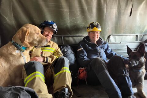 dr. Mezősi Tamás és Trafi, mellettük dr. Löcher Zsuzsanna katonaorvos és Scotty