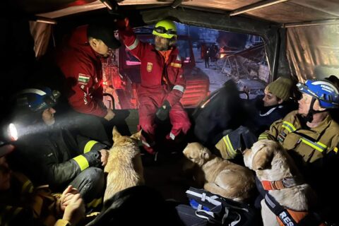 A csapat éjszaka egy teherautóban