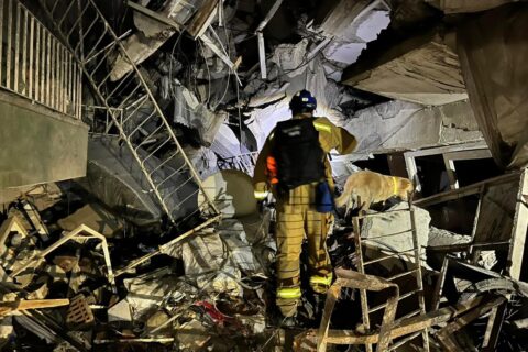 Trafi és Dr. Mezősi Tamás éjjeli mentés közben Antakyában