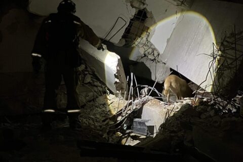 Trafi és Dr. Mezősi Tamás éjjeli mentés közben Antakyában