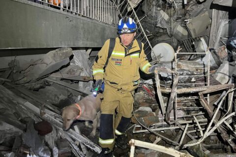 Trafi és Dr. Mezősi Tamás éjjeli mentés közben Antakyában